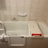 Vertikální švédské madlo na vanu nainstalované — ukázka 3
