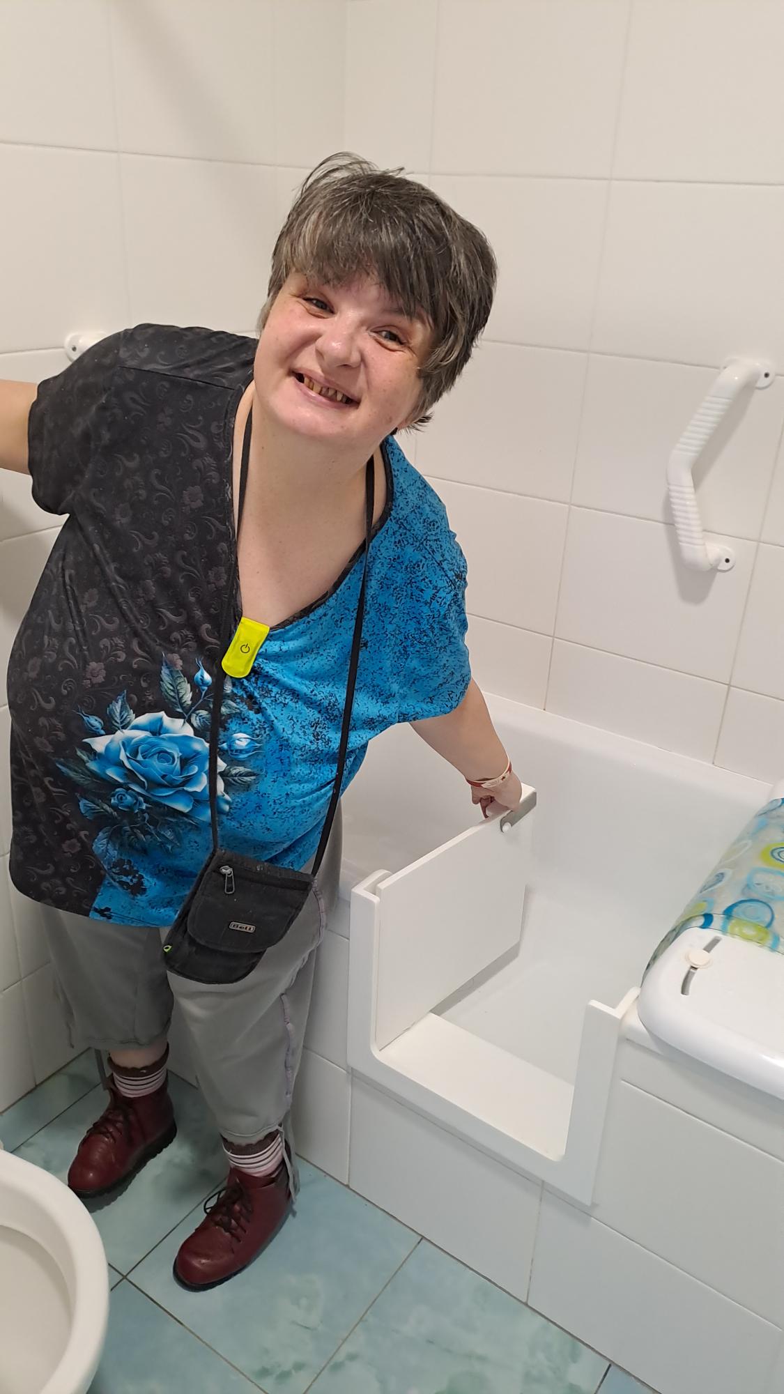 Paní Lenka s našimi dvířky do vany na míru v chráněném bydlení Společnosti DUHA